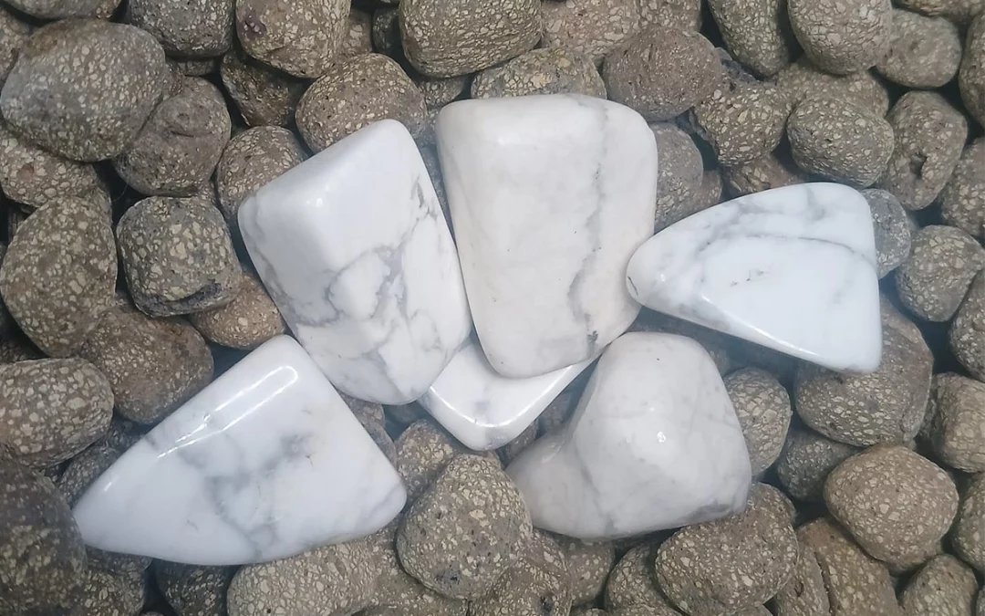 Pierre fine howlite blanche veinée naturelle