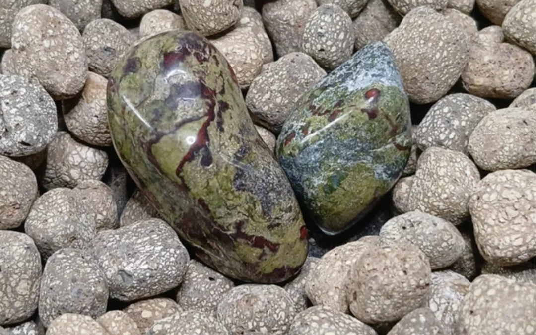 Pierre naturelle roulée jaspe sang du dragon