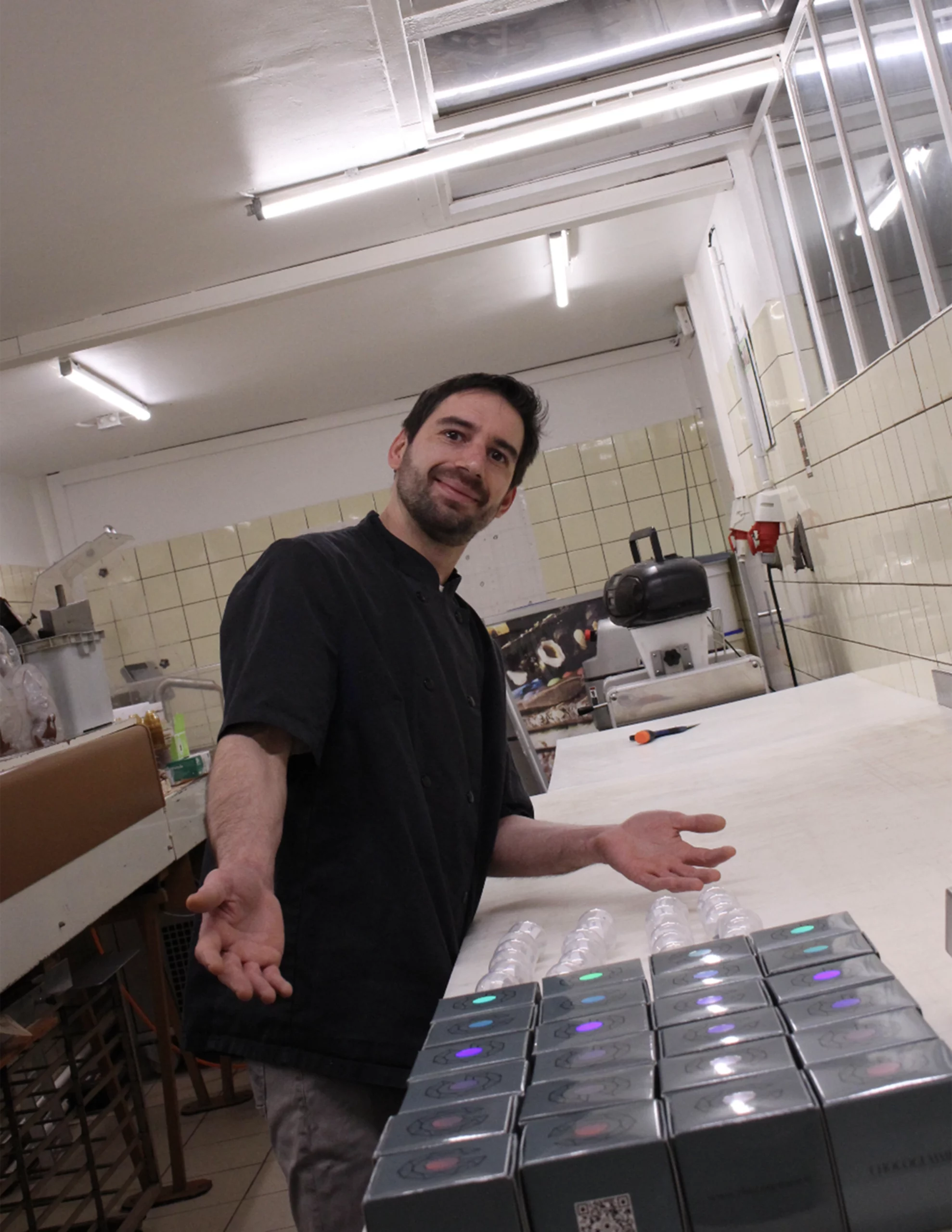 Une photo du maitre chocolatier Arnaud Steimer dans son atelier