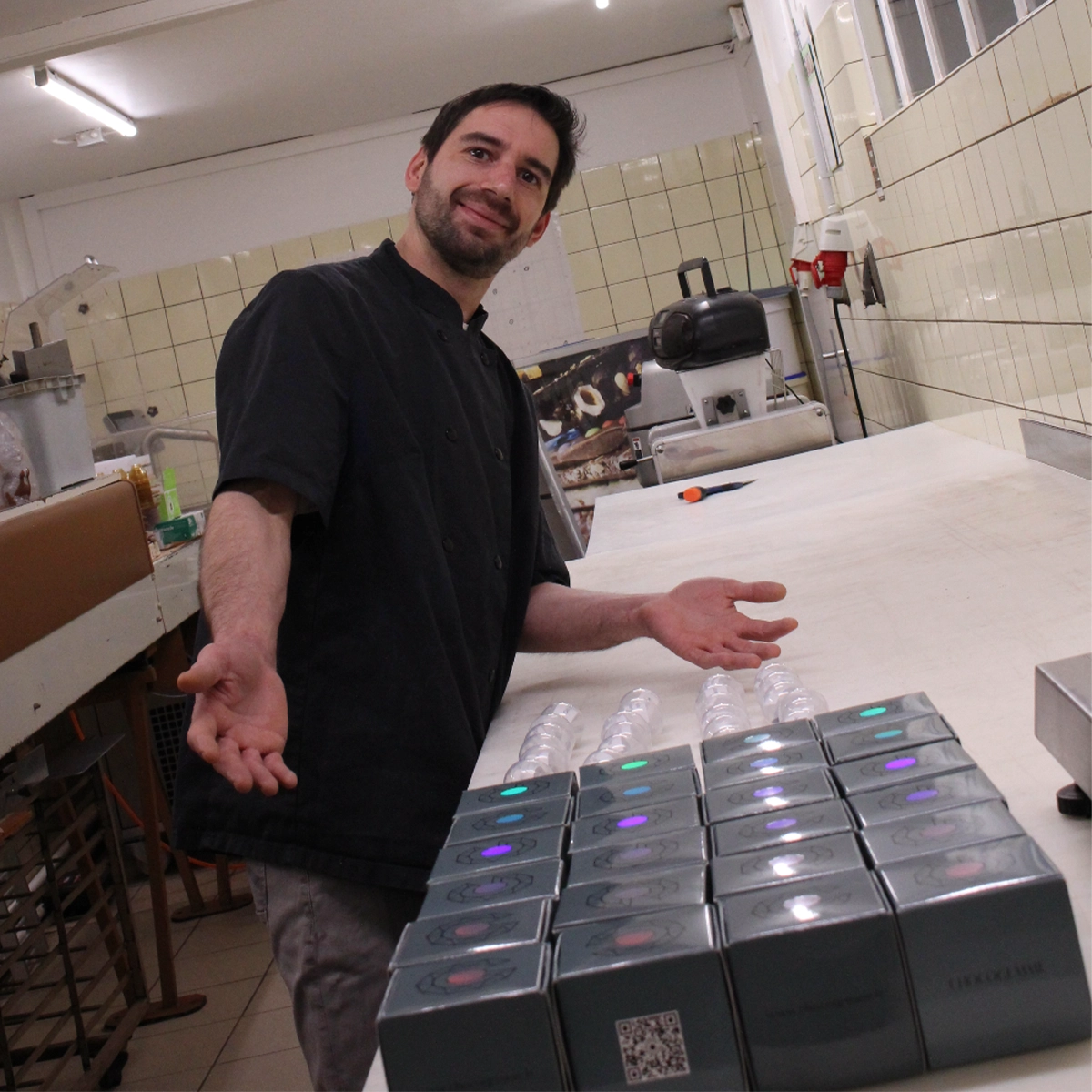 Une photo du maitre chocolatier Arnaud Steimer dans son atelier