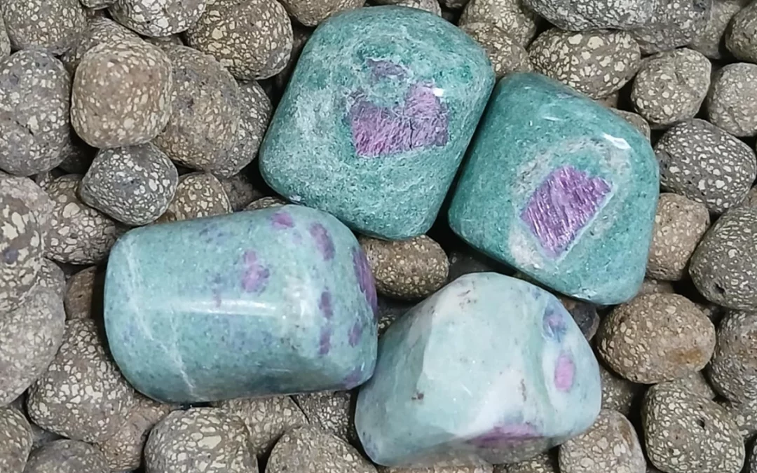 Pierre naturelle roulée rubis sur fuchsite